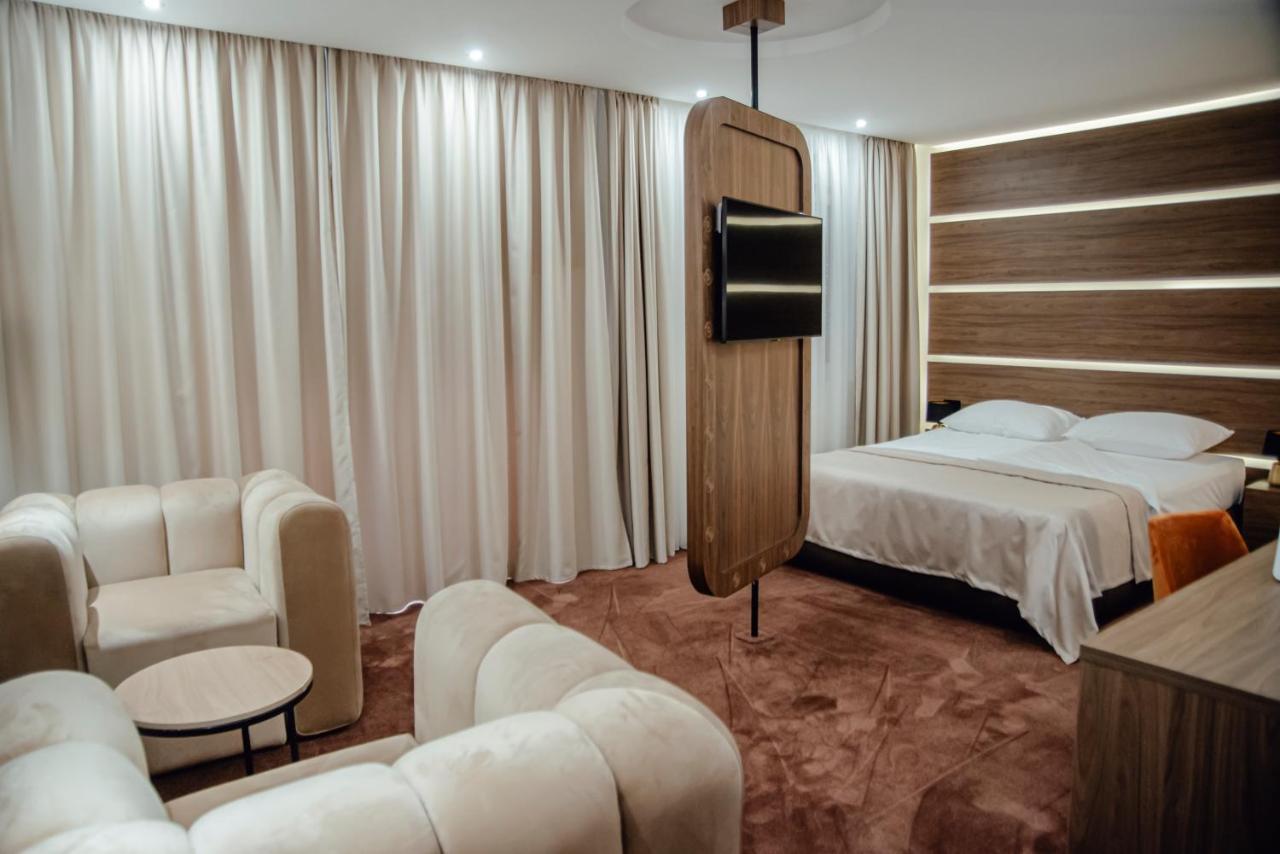 Mk Premier Hotel โนวีปาซาร์ ภายนอก รูปภาพ