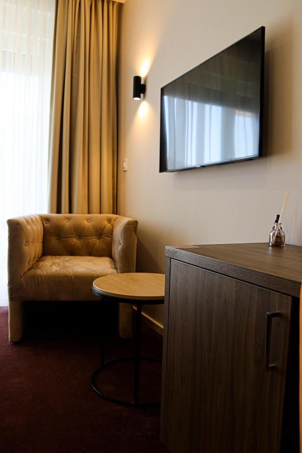 Mk Premier Hotel โนวีปาซาร์ ภายนอก รูปภาพ