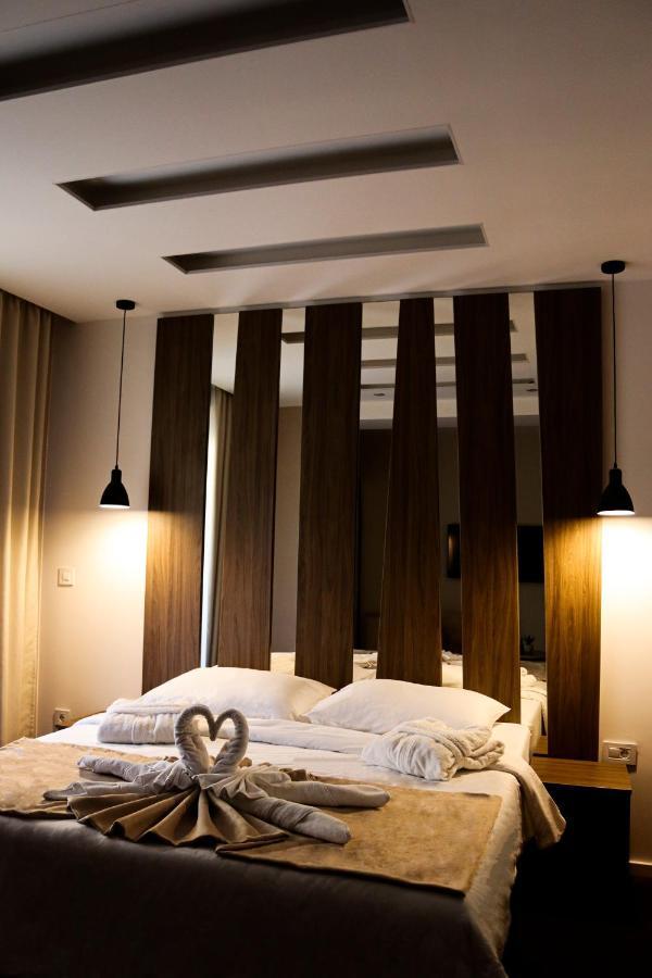Mk Premier Hotel โนวีปาซาร์ ภายนอก รูปภาพ