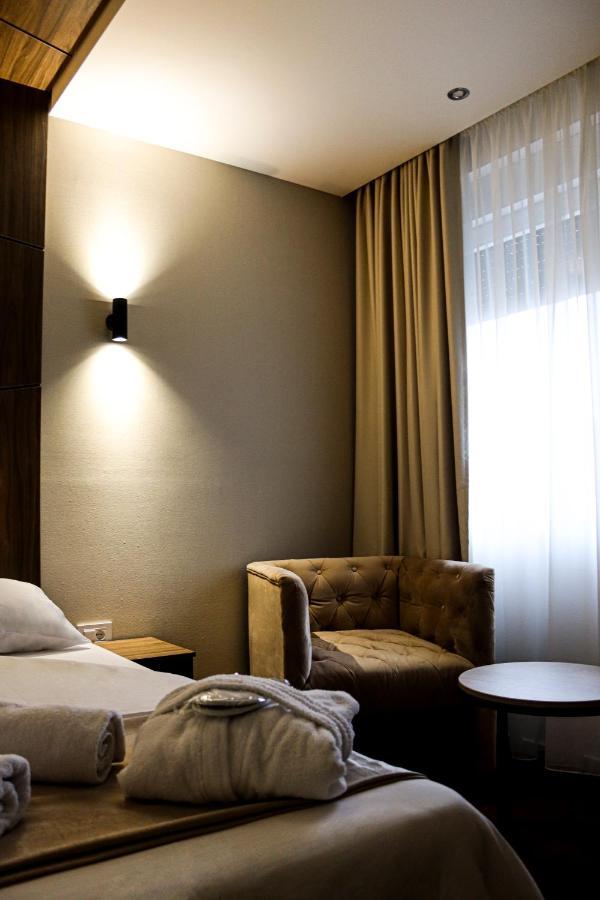 Mk Premier Hotel โนวีปาซาร์ ภายนอก รูปภาพ