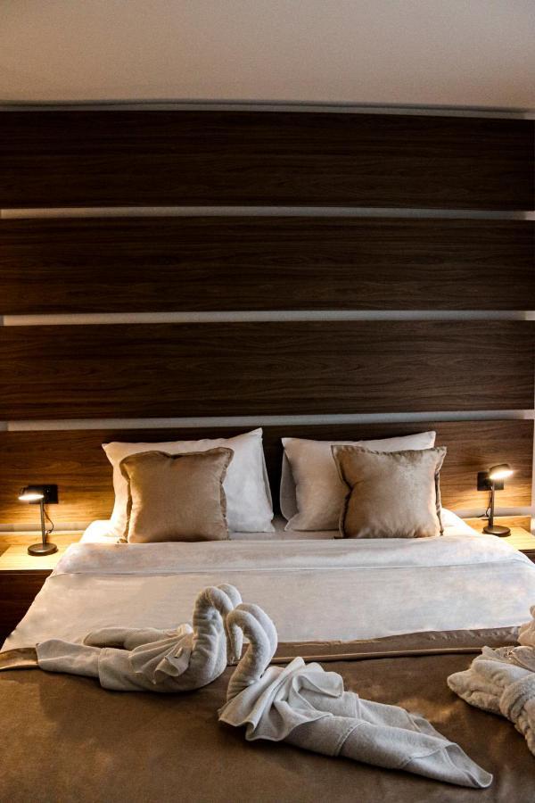Mk Premier Hotel โนวีปาซาร์ ภายนอก รูปภาพ